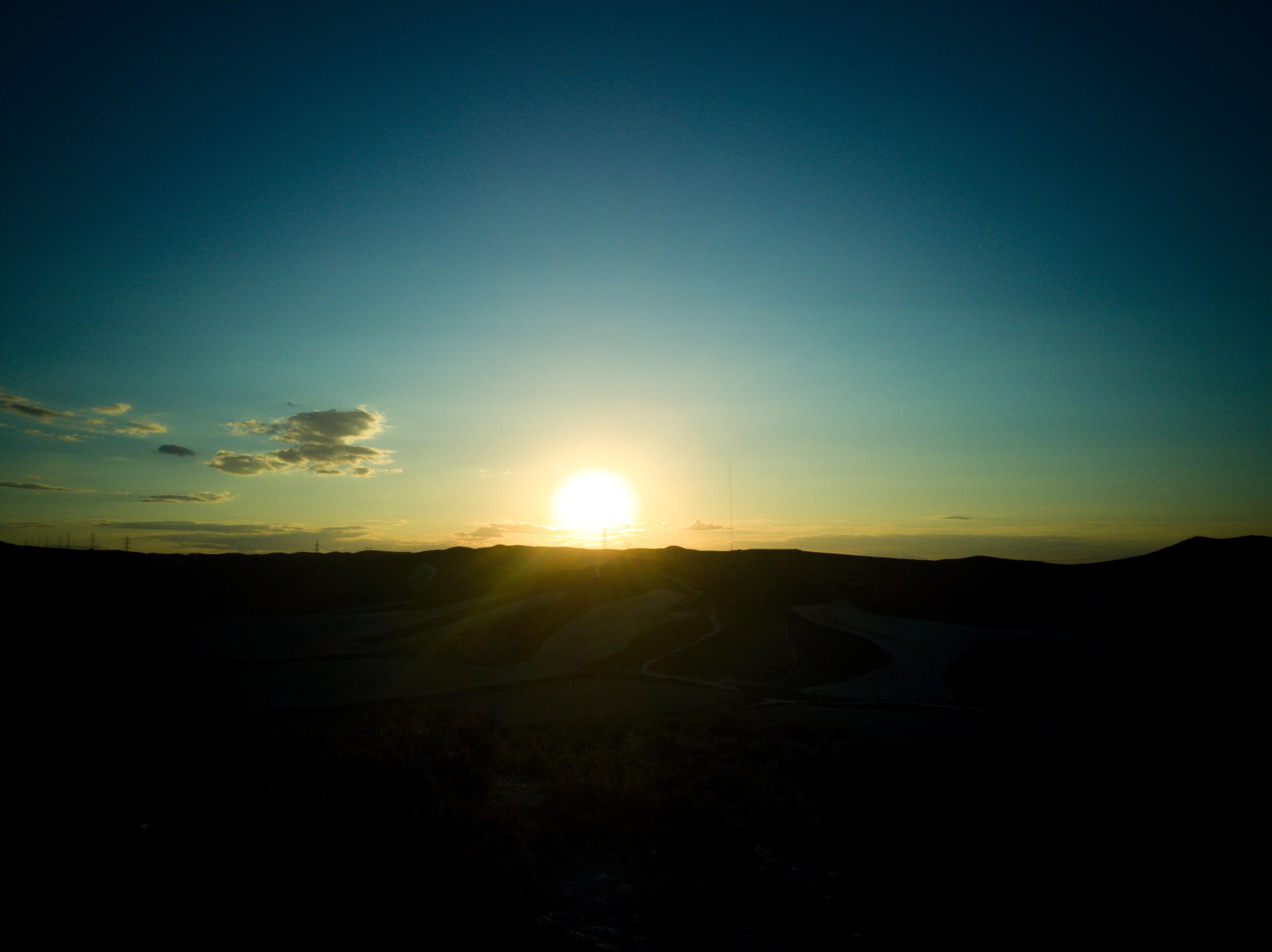 Reconocimiento técnico Atardecer sobre un paisaje abierto de Aragón, utilizado durante el reconocimiento técnico para evaluar luz natural, encuadres y condiciones de rodaje.