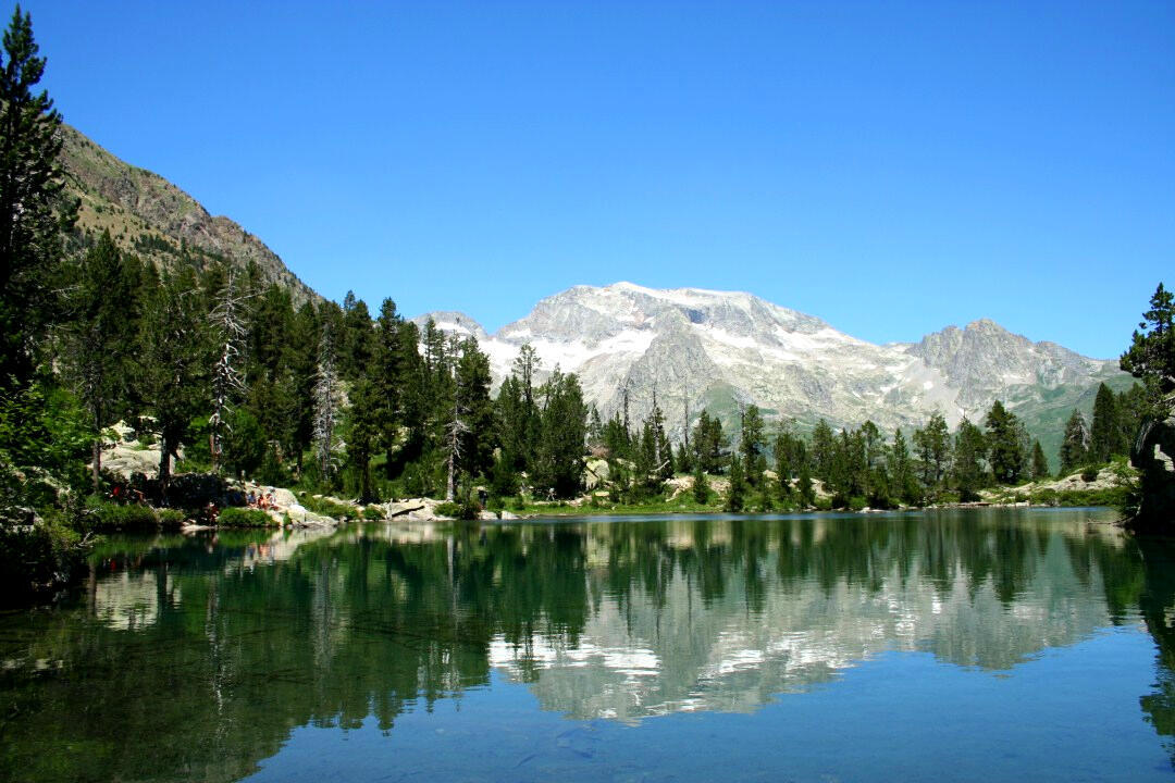 Interpretación creativa para localización Lago alpino y cumbres del Pirineo aragonés, referencia visual para análisis de guion y definición de criterios de scouting