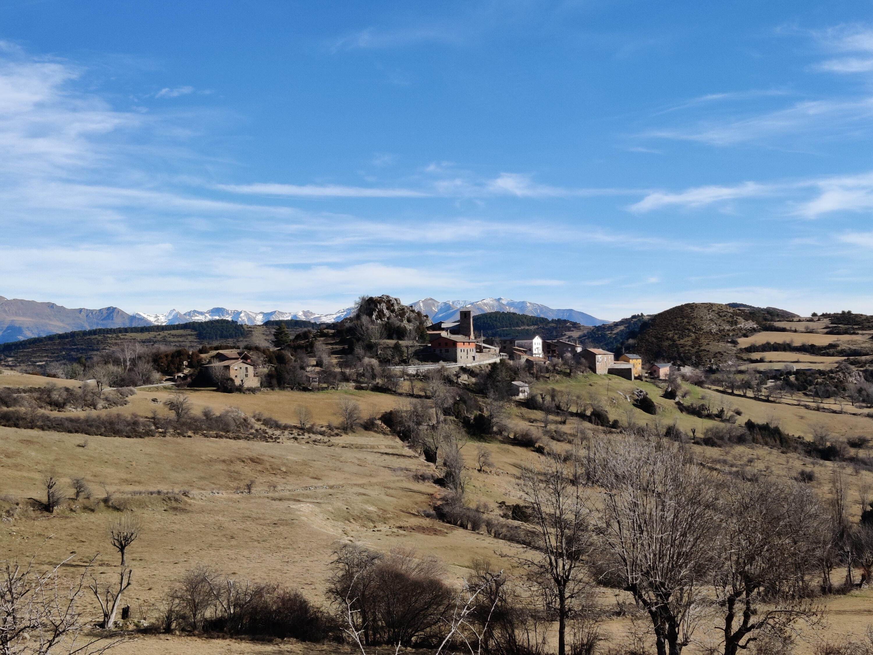 Investigación territorial Paisaje rural de montaña con núcleo tradicional y vistas al Pirineo aragonés, referencia para investigación territorial e identificación de oportunidades de localización para rodaje.