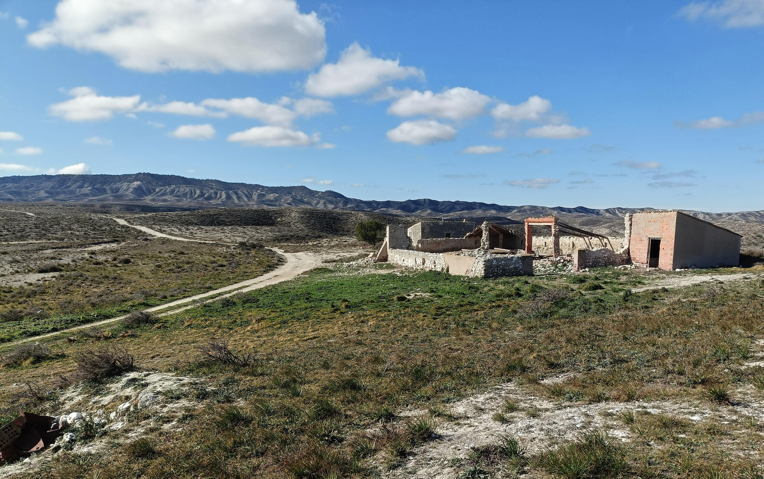 Validación sobre el terreno Ruina aislada en paisaje semiárido de Aragón, visitada y evaluada sobre el terreno para validar su potencial real como localización de rodaje.