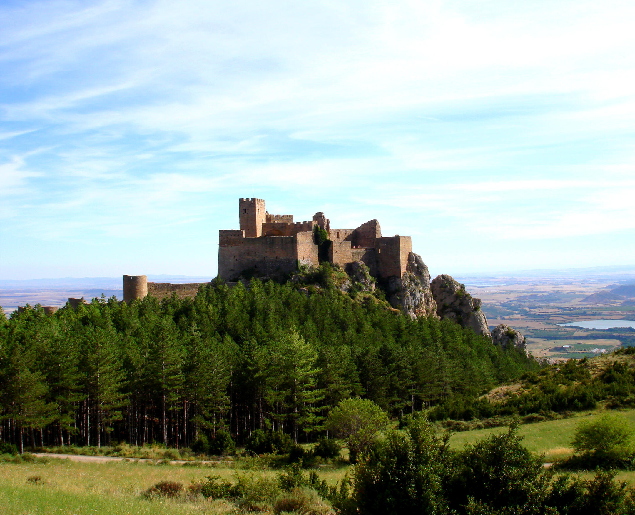 Castillo medieval sobre una colina en Aragón, localización histórica para producciones de cine y televisión.