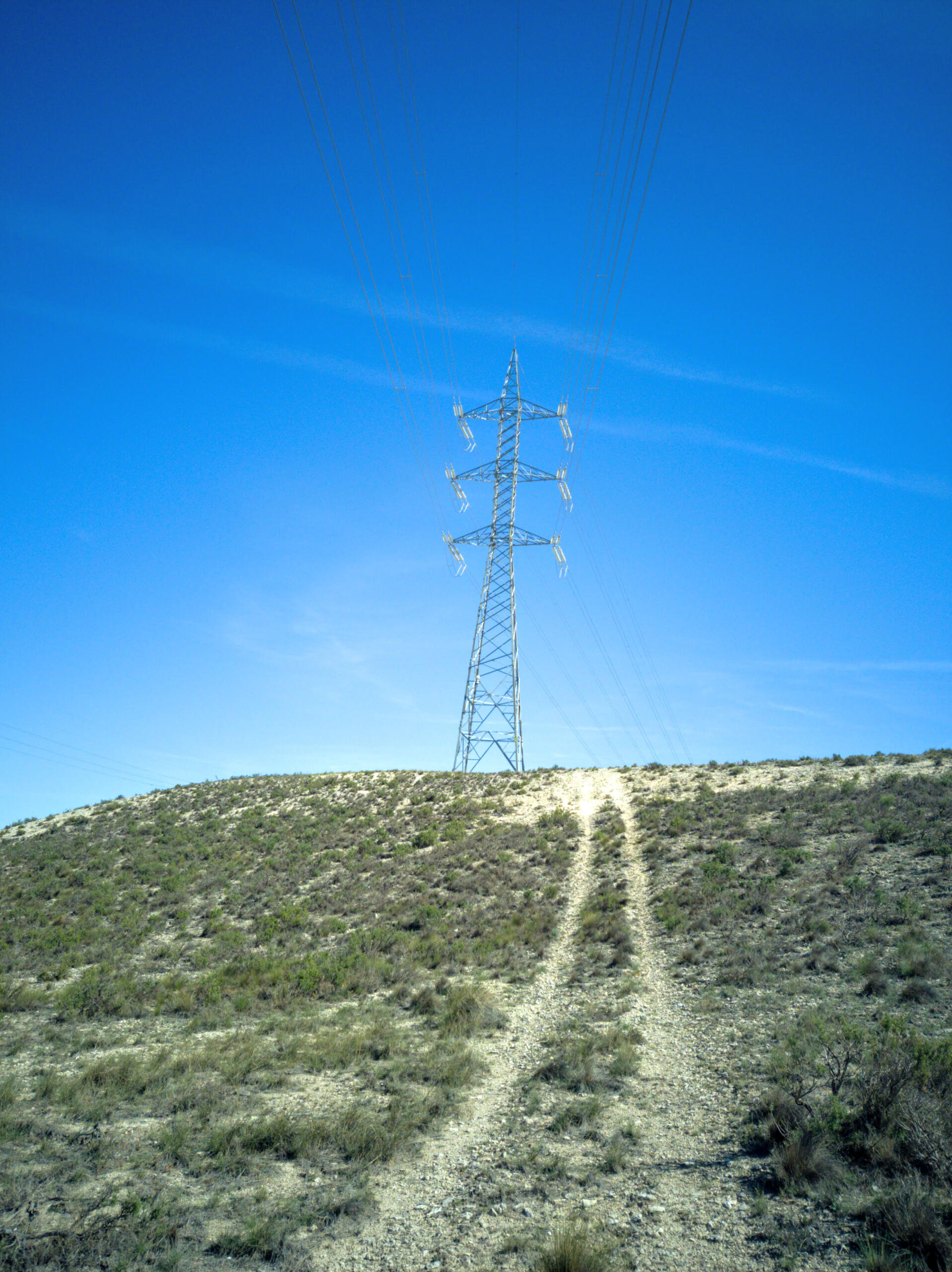 Planificación operativa Infraestructura eléctrica en un entorno abierto de Aragón, referencia para la planificación operativa, accesos y necesidades logísticas de una localización de rodaje.