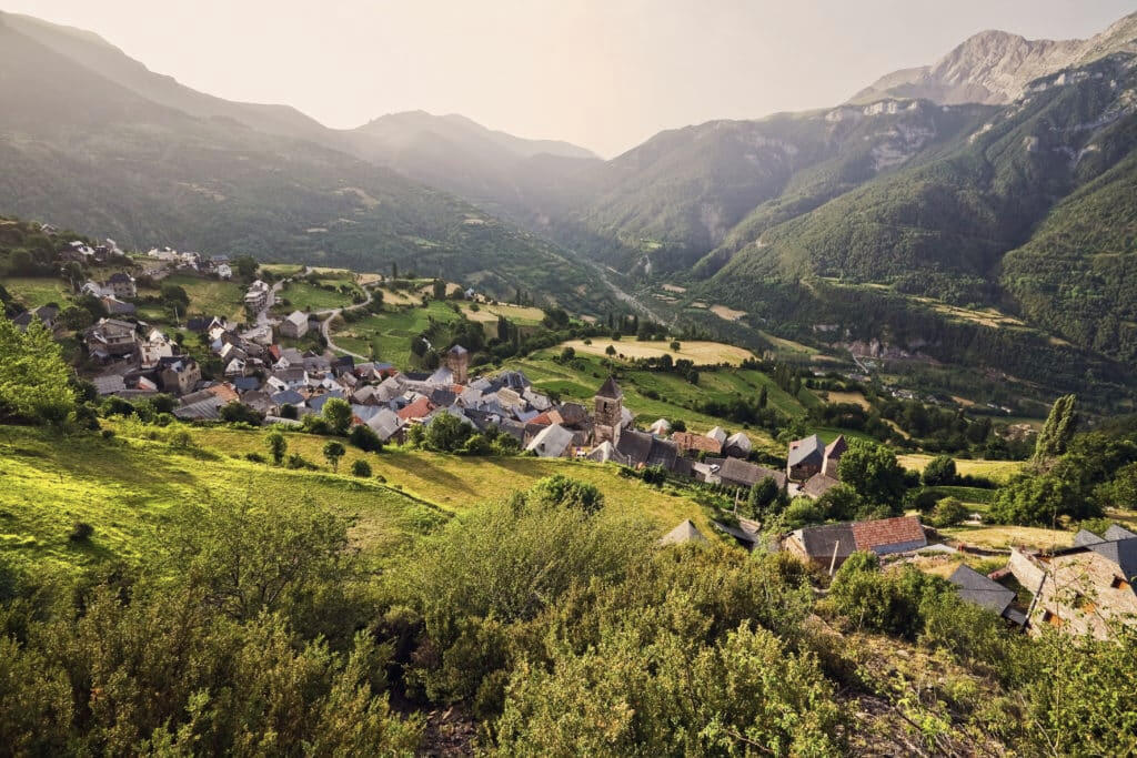 Definición de criterios de localización Paisaje rural de montaña con núcleo tradicional y valle abierto, referencia para definir criterios de selección y compatibilidad de una localización con las necesidades del proyecto