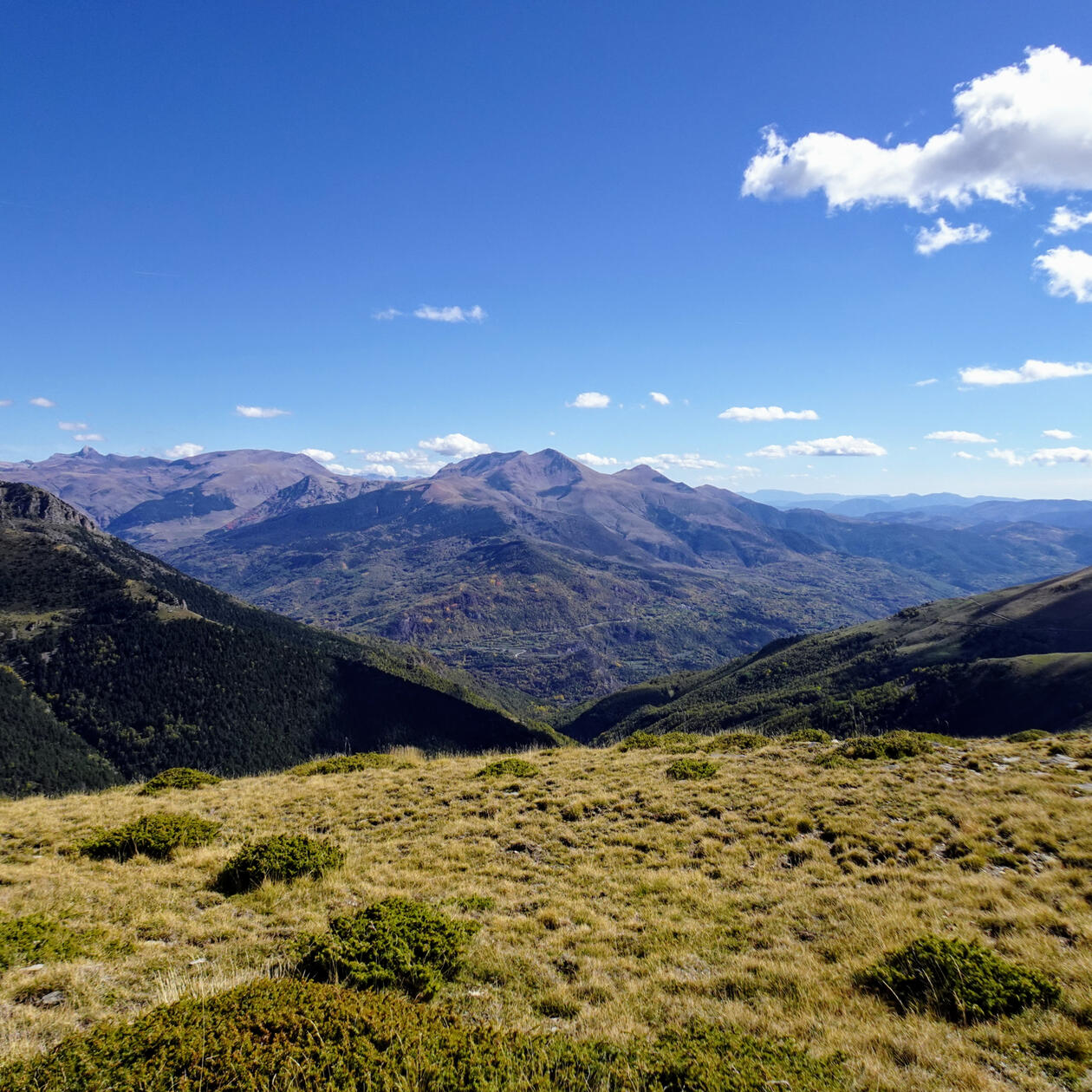 Paisaje abierto de alta montaña en Aragón, referencia para documentación técnica con foto, vídeo y dron