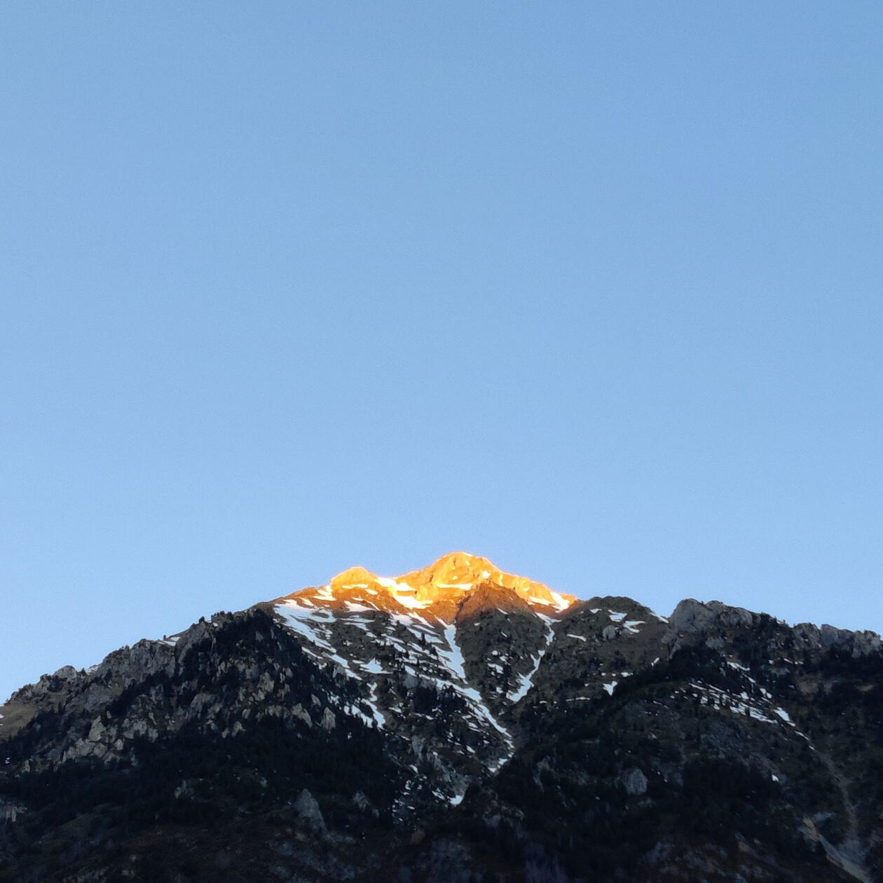 Cima nevada al amanecer en el Pirineo aragonés, referencia para evaluar carácter visual y viabilidad de rodaje